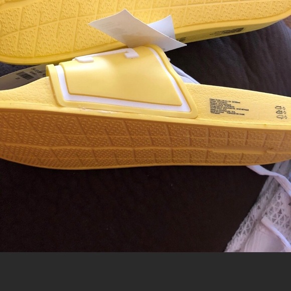 Super cute and bright Abercrombie sandals ! - Picture 2 of 4